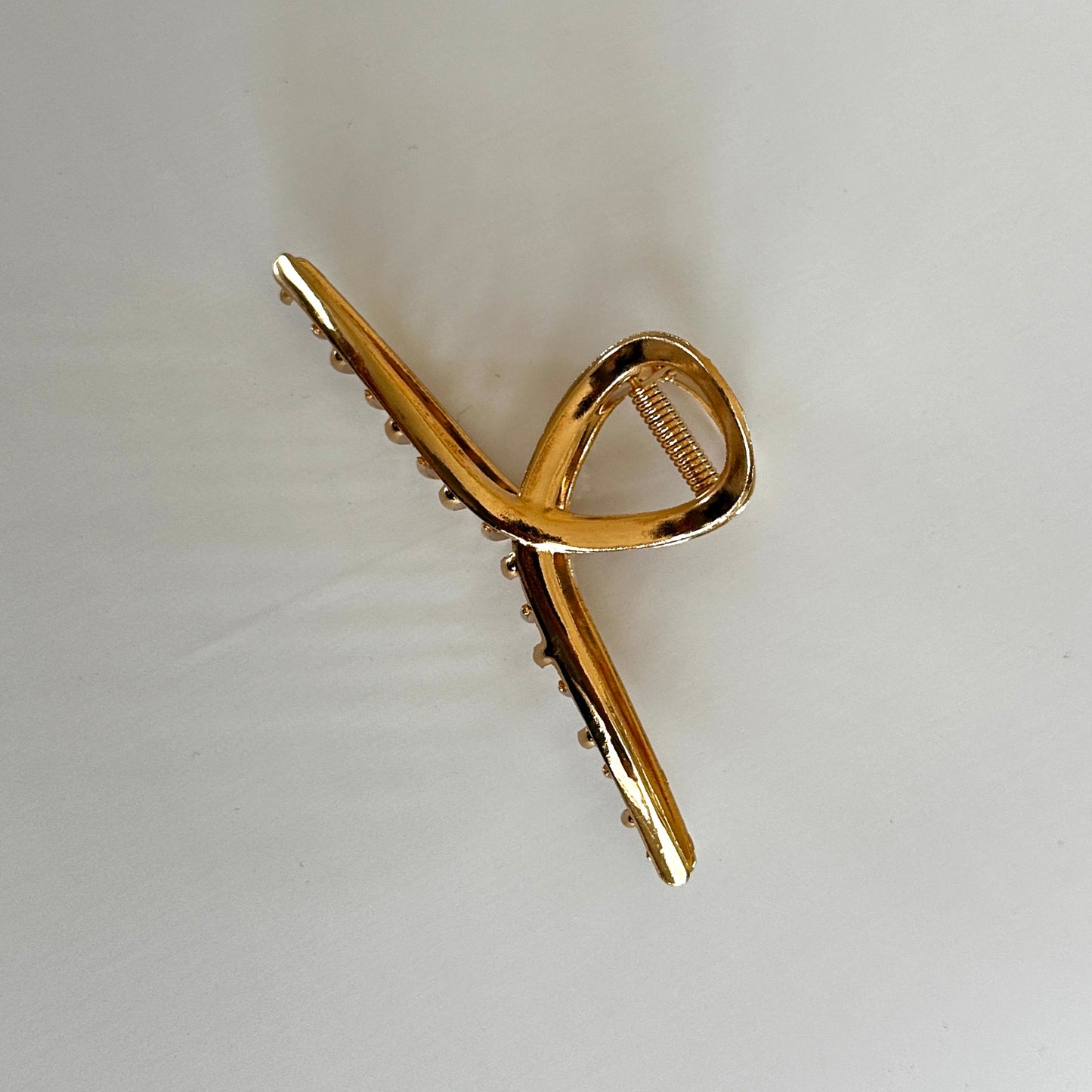 Close up product image of the loop shape Gold-Tone Metal Hair Claw Clip