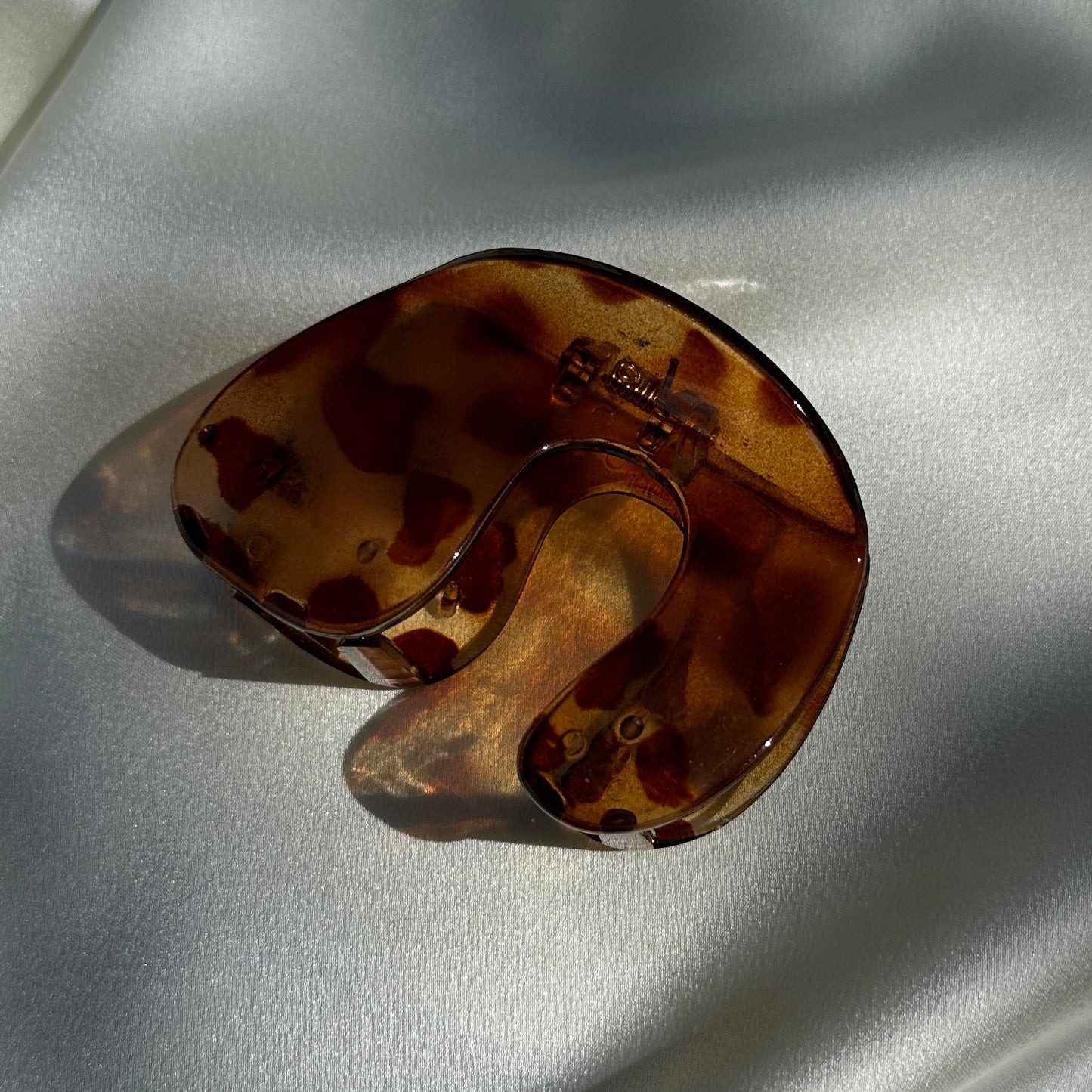 Close up product image of the Jelly U-Shaped Hair Clip in the Tortoise color